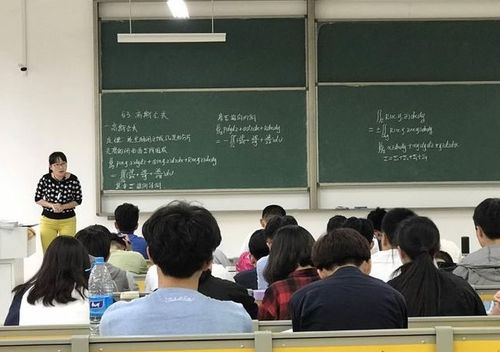 教師課后補貼家用遭質疑 堅守與誤解之間
